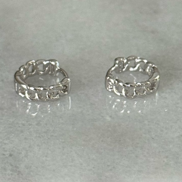 Modest Lu Jewelry - Silver Chain Link Small Huggie Hoop Earrings 

Brand New

Stainless Steel